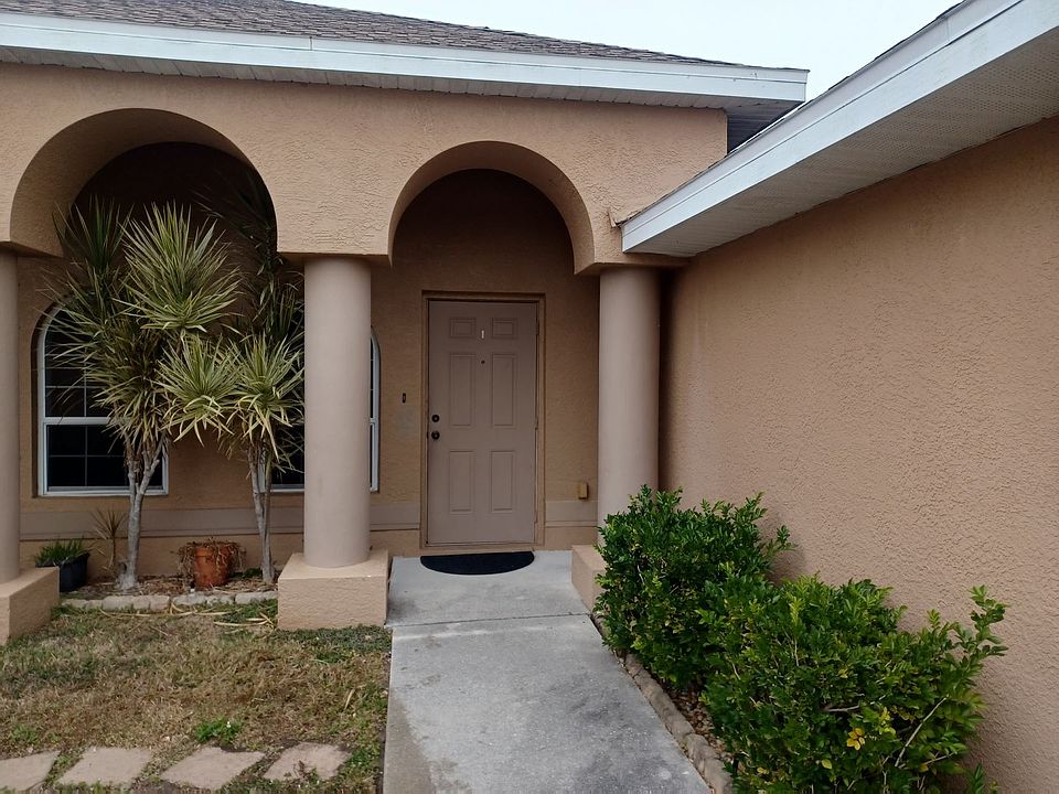 1st image of 3018 SE Santa Barbara Pl