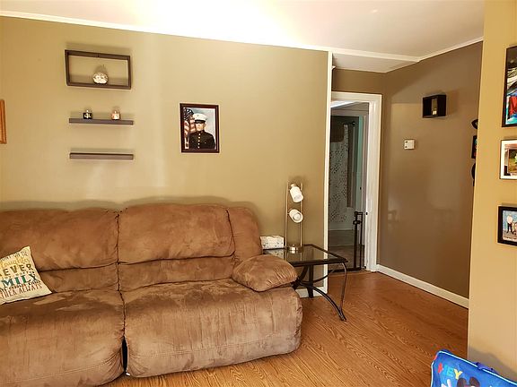 5th image of 62 Waverly St