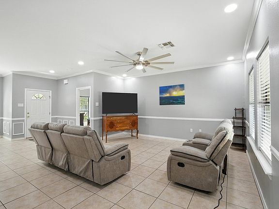 4th image of 829 Redwood Ave