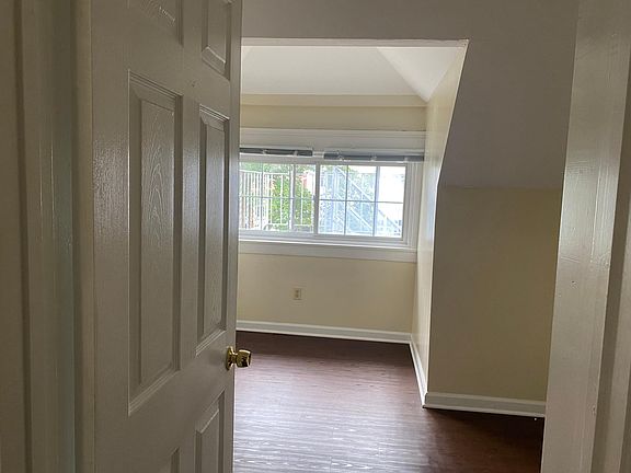 5th image of 121 Linwood Ave APT 4