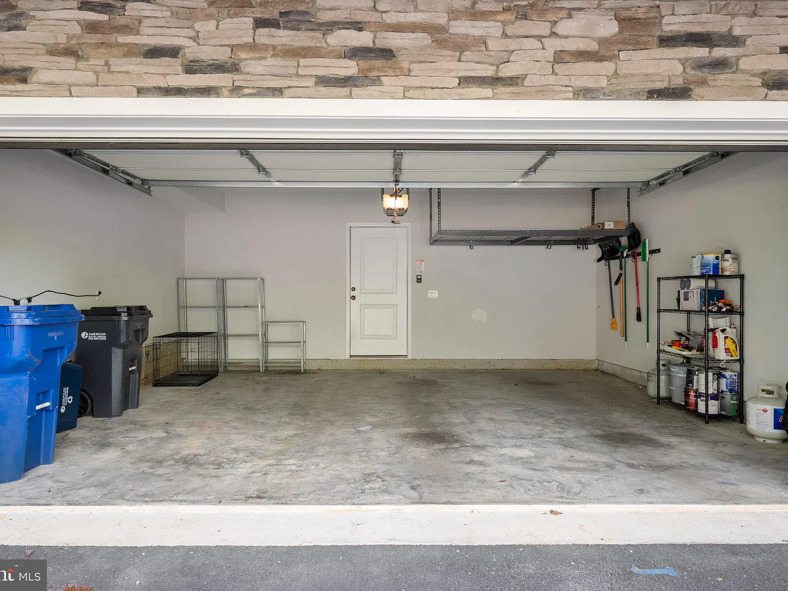 3 bed, 4.0 bath, 2087 sqft, $3,950 — Photo 4