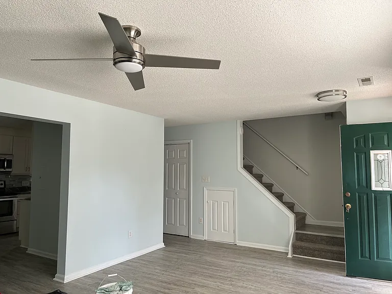 1029 Hickory Dr #B — Photo 3