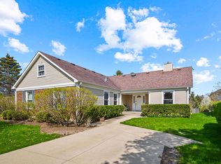 8 Greenvale Rd, Vernon Hills, IL 60061
