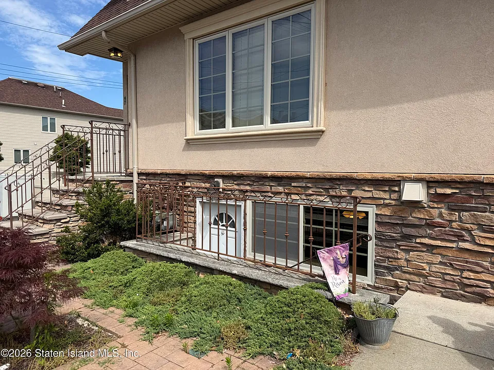 97 Crabtree Ave