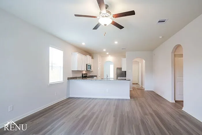 3 bed, 2.0 bath, 1570 sqft, $1,665 — Photo 4