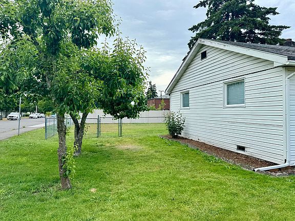 2nd image of 1006 B St SE