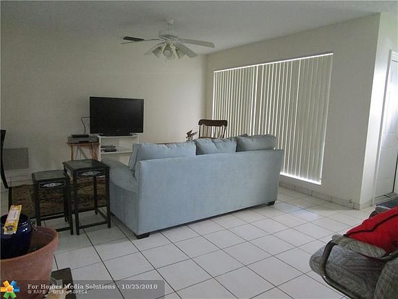 2nd image of 2410 Park Ln #103