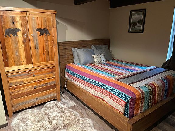 Downstairs, Queen Bed