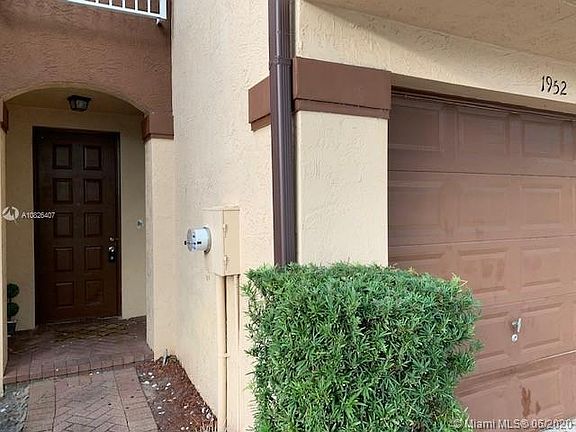 2nd image of 1952 Gardenia Ct #1952