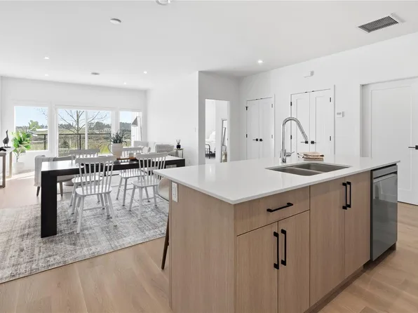 7057 Central Saanich Rd #301, Central Saanich, BC V8M 1Y3