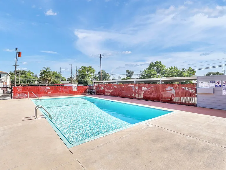 Country Club Apartments — Photo 3