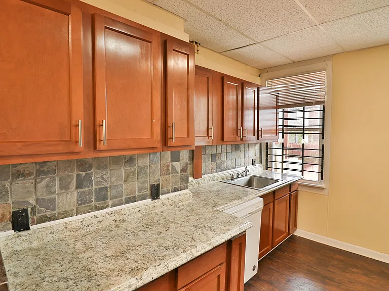 1303 James St — Photo 39