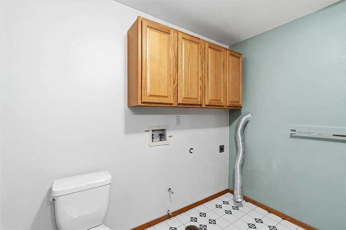 3 bed, 2228 sqft, $2,600 — Photo 4