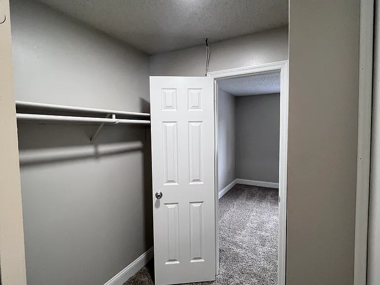 Bell Hollow Apartments — Photo 33