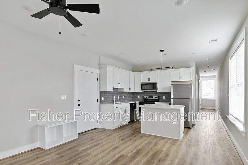 2 bed, 2.0 bath, 930 sqft, $1,745 — Photo 2