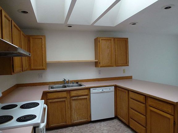 3rd image of 11720 Roosevelt Way NE