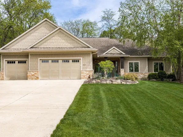 2757 Royal Oaks Dr NW, Swisher, IA 52338