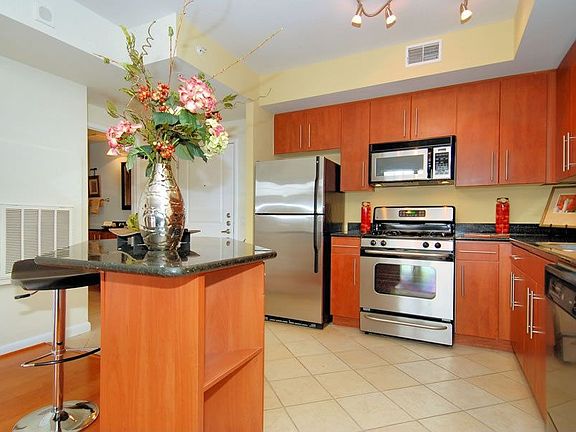 5th image of 1021 N Garfield St APT 516