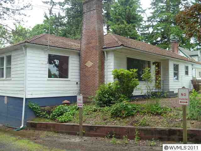 2nd image of 3252 Hyacinth St NE