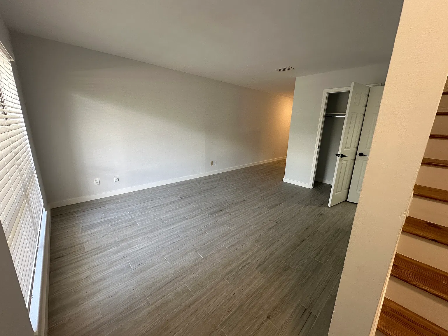 2 bed, 1.5 bath, 977 sqft, $1,949 — Photo 2