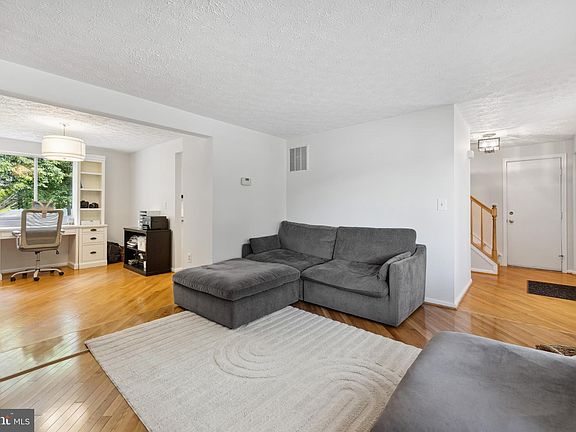 4th image of 352 Samantha Dr
