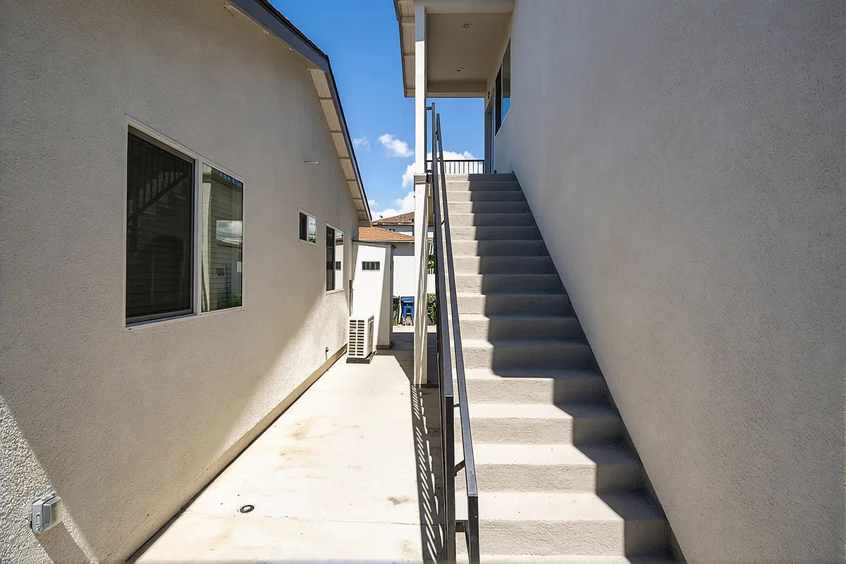Building Photo - 6004 Adenmoor Ave #2