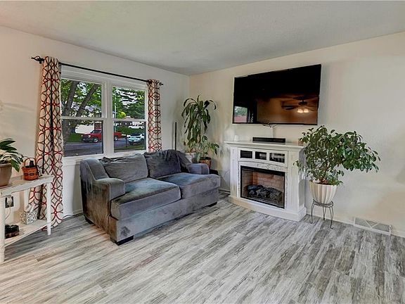 5th image of 1414 N Cloverdale Ct