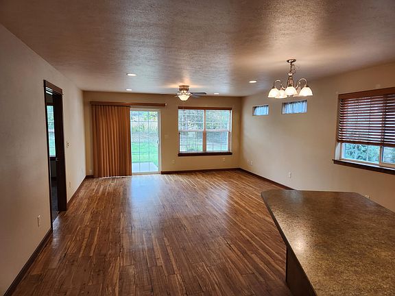 5th image of 405 Roundhouse Dr