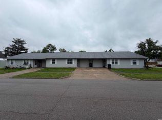 301-303 305th St SE #A, Linton, IN 47441