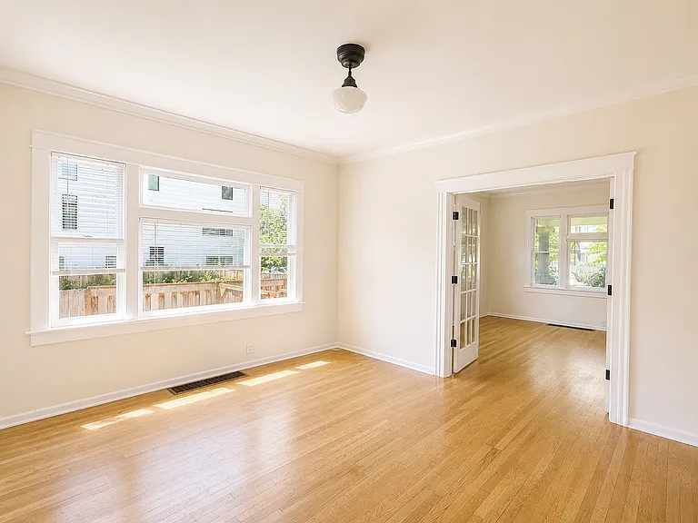 4412 N Maryland Ave — Photo 4