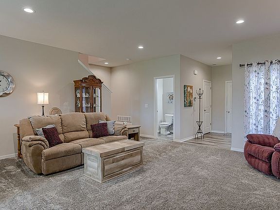 4th image of 300 Half Moon Dr