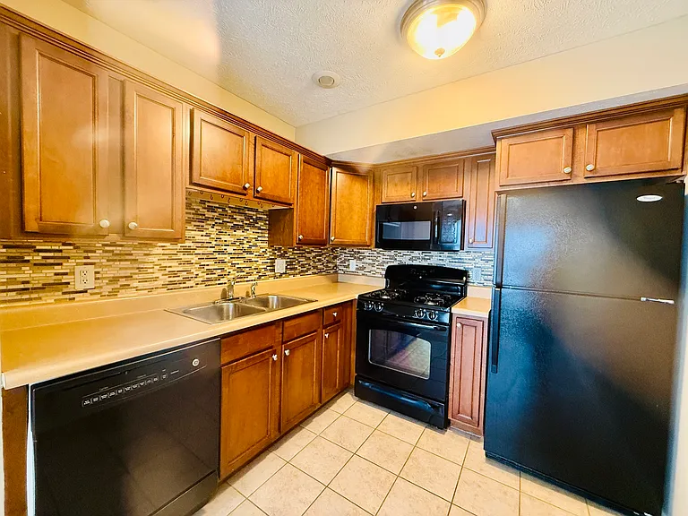 1112 Ekstam Dr #4 — Photo 3