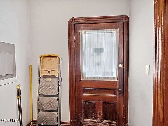 4th image of 17 Ingersoll Ave