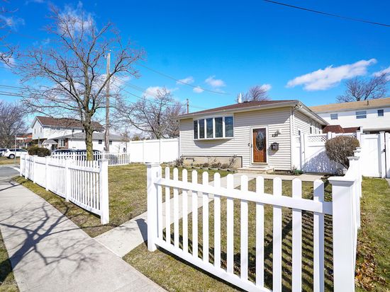235 Woods Of Arden Rd Staten Island Ny 10312 Zillow