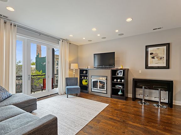 2nd image of 3553 W Montrose Ave #2E