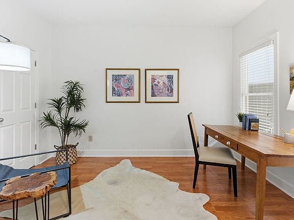 4th image of 2039 Lombardy Ave