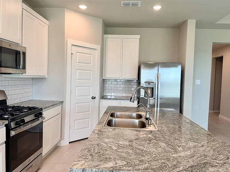 7415 Bristlegrass Colony Ct — Photo 10