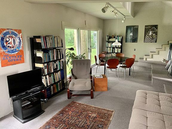 Living Rm looking to Dining 