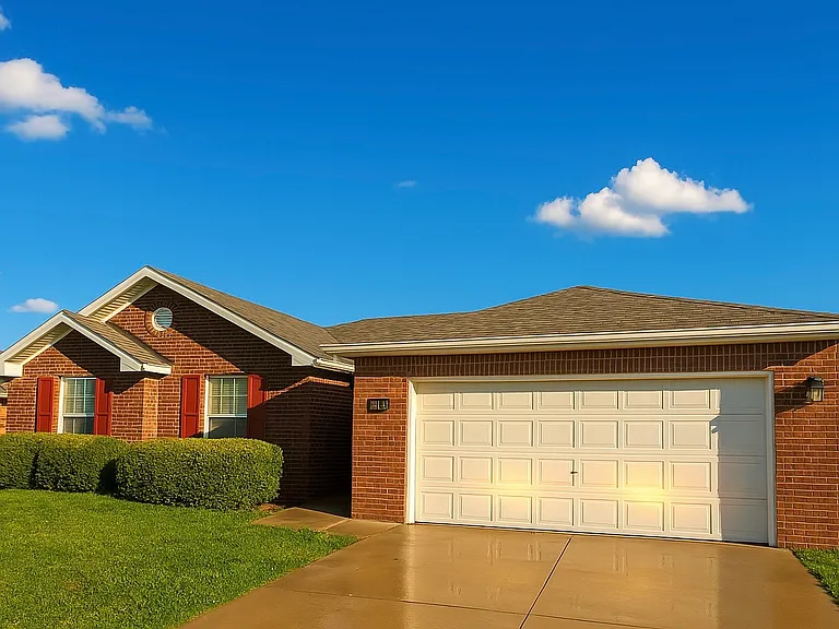 765 Stanford Ct — Photo 1