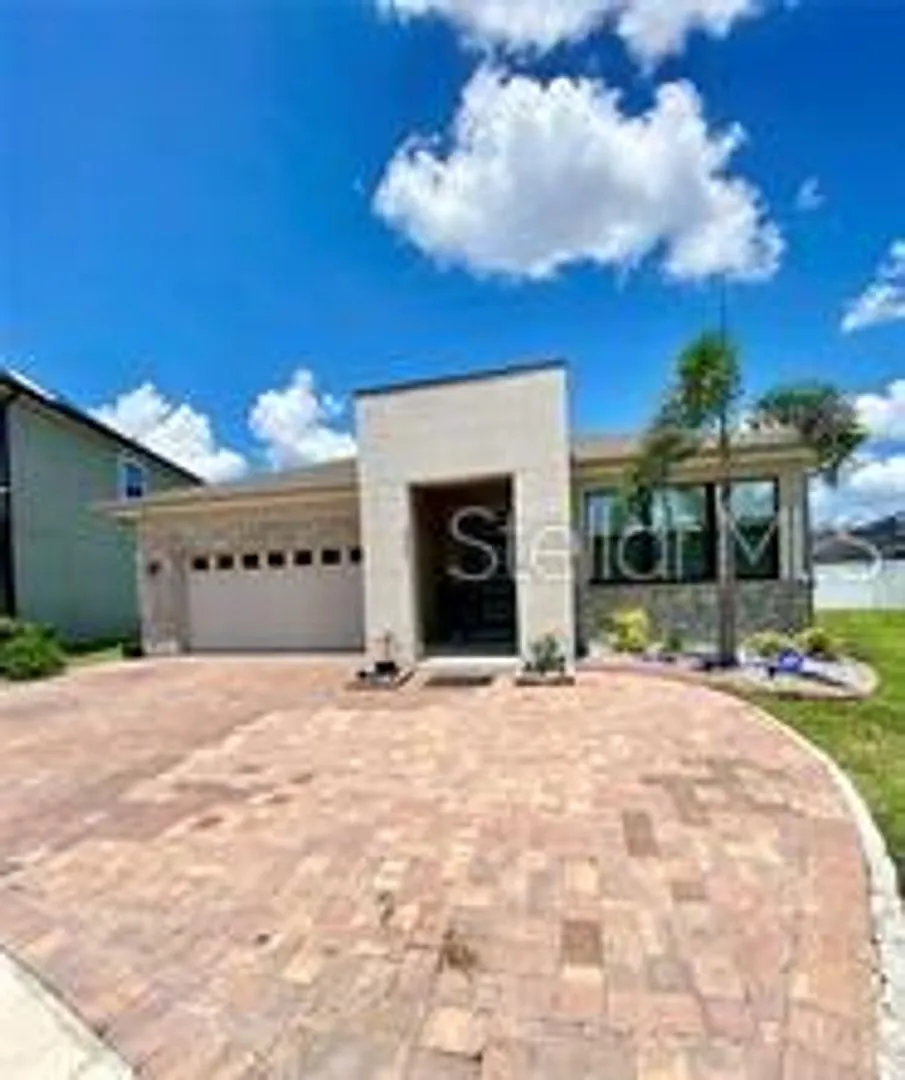 Stunning 4 bedrooms 3 bathroom home in sought after gated community! — Photo 2