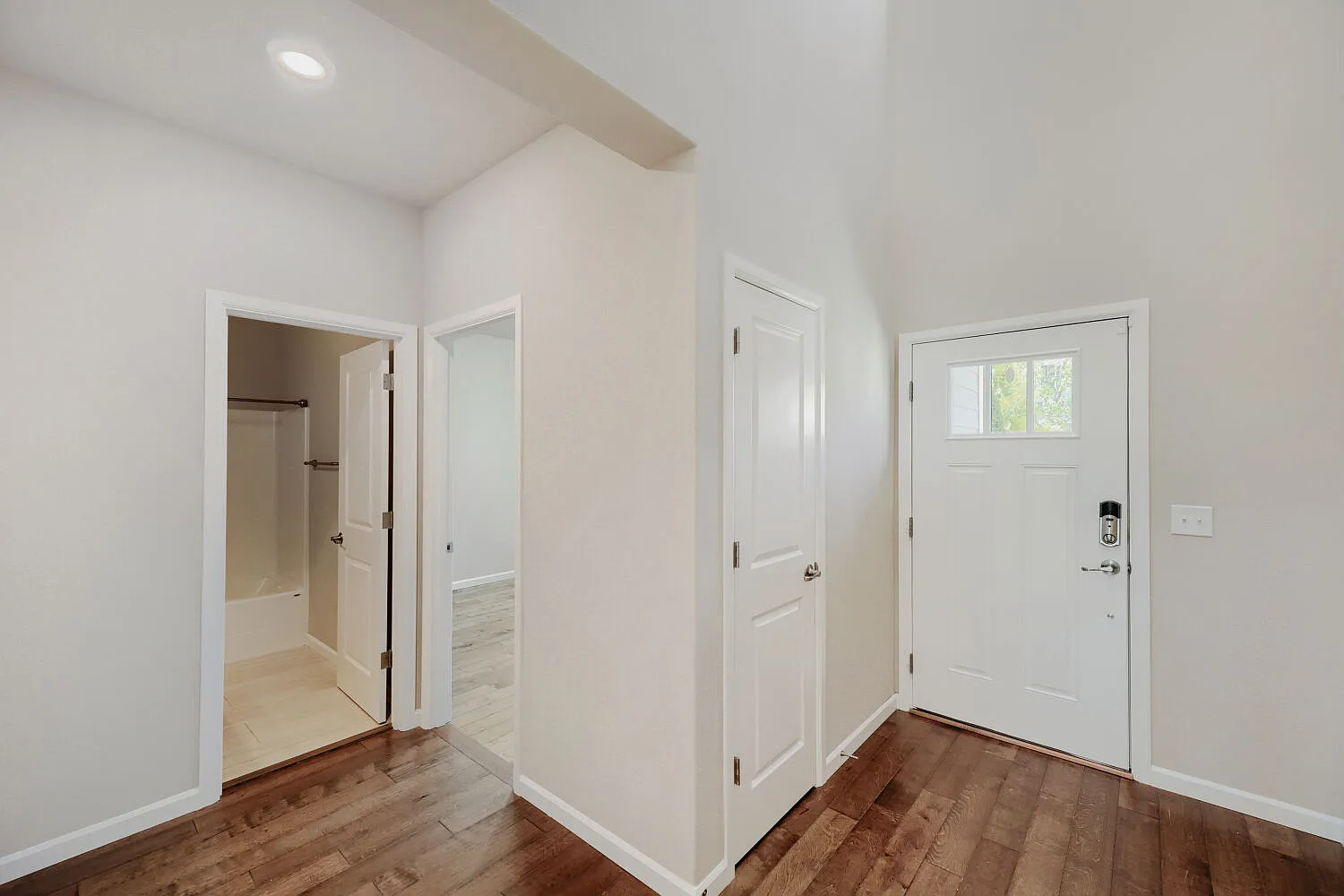 4 bed, 3042 sqft, $4,700 — Photo 3