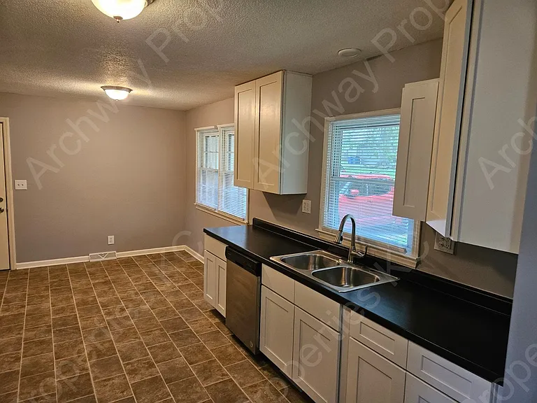 7508 Maple Ln — Photo 4