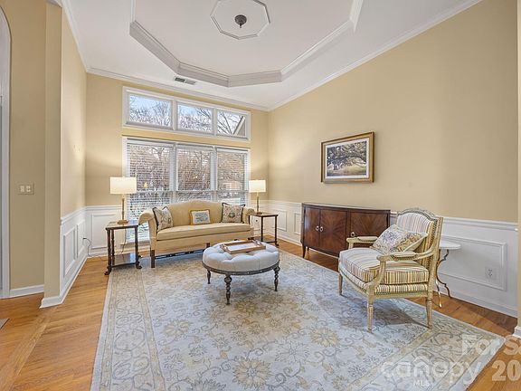 4th image of 15728 Delancey Ln