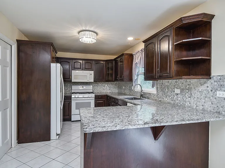 339 Windsor Dr — Photo 6