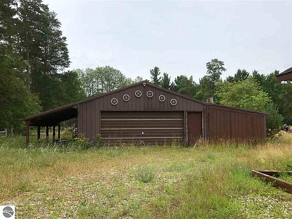 4th image of 15872 Smith Ln