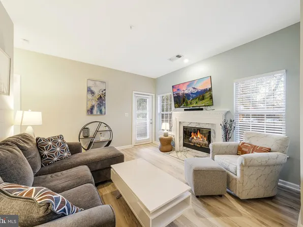 1712 Lake Shore Crest Dr APT 12, Reston, VA 20190