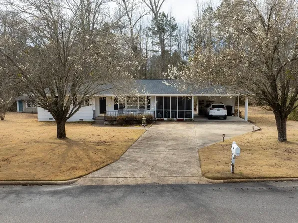 211 Windsor Dr, Alexander City, AL 35010