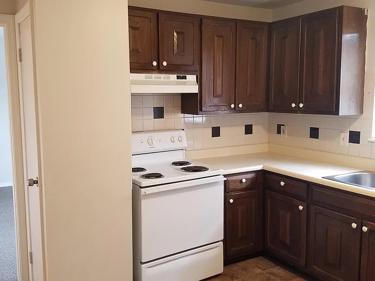 Farmington House Apartments — Photo 10
