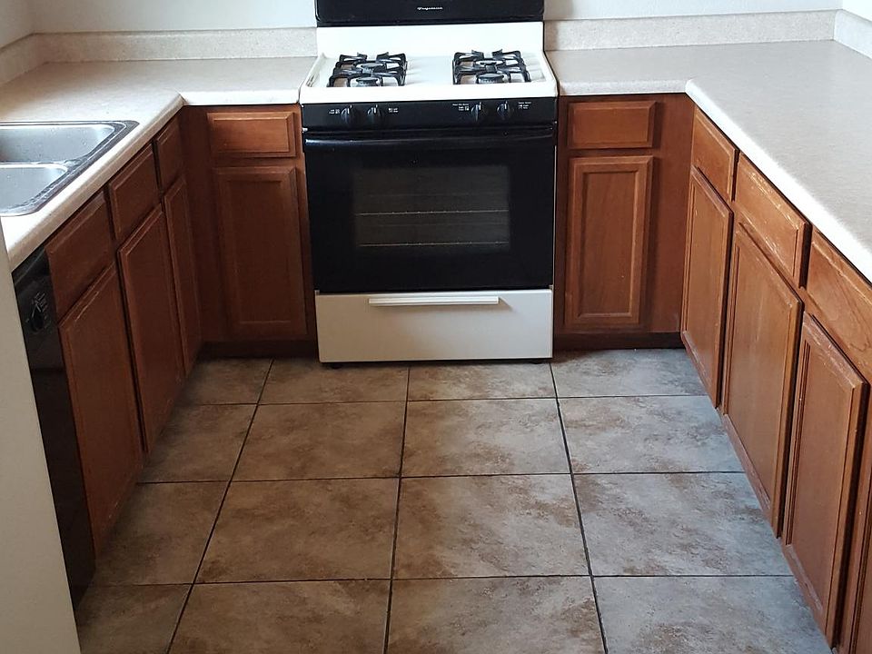 Kitchen/with gas stove, range hood, in-sink garbage disposal