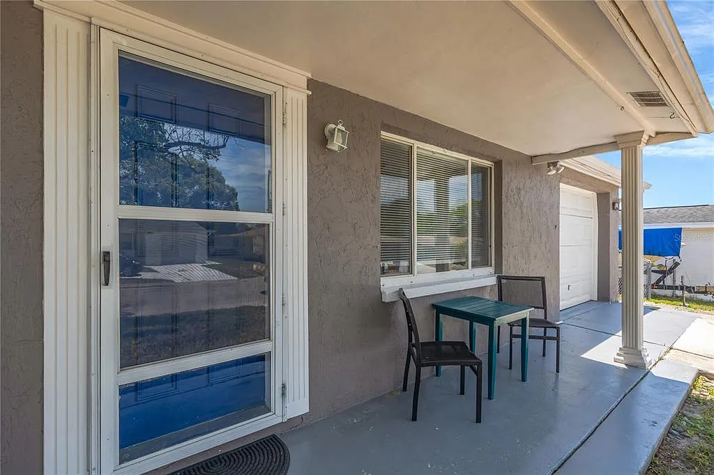 3 bed, 1.0 bath, 912 sqft, $2,000 — Photo 3